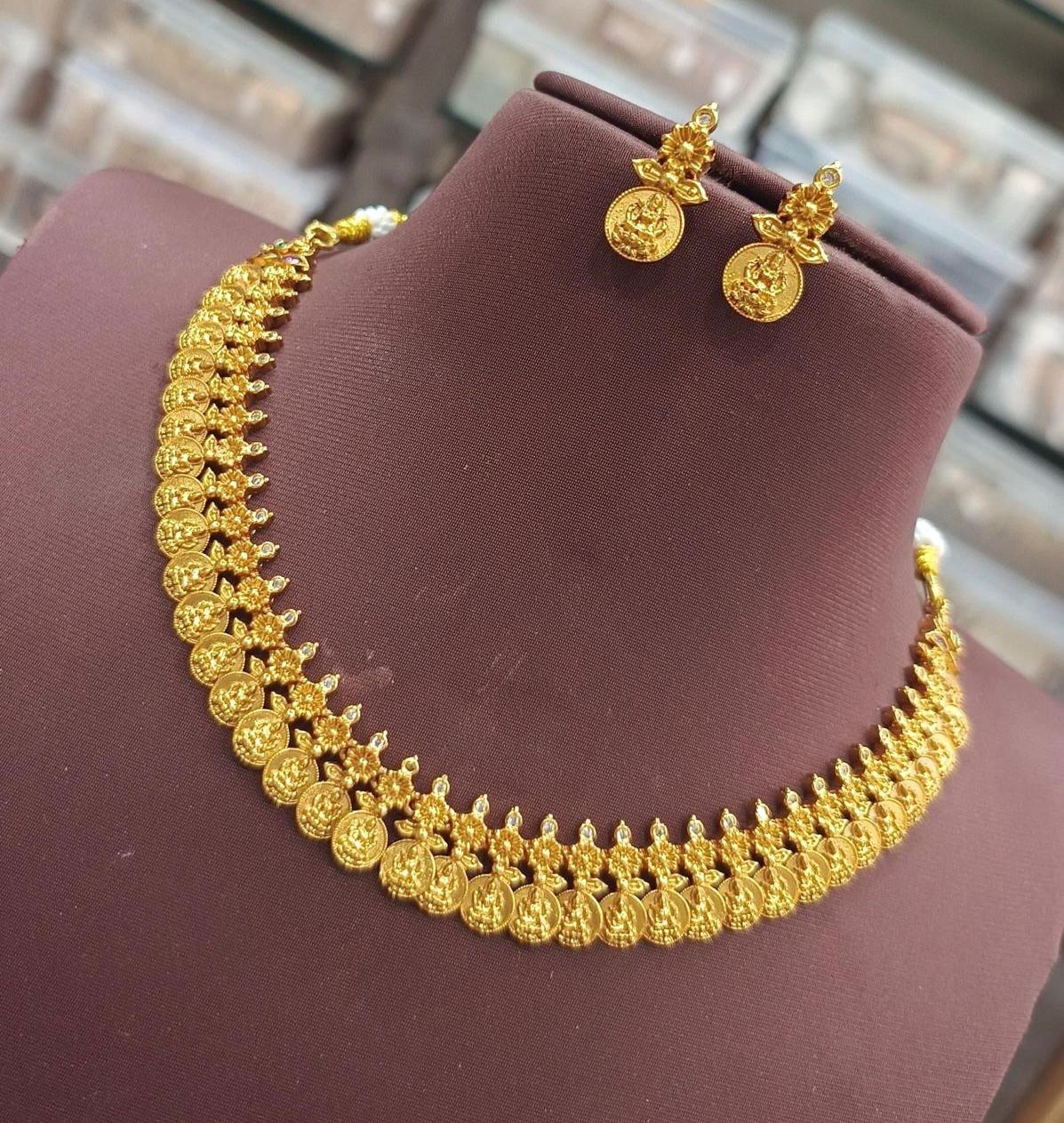 Temple choker