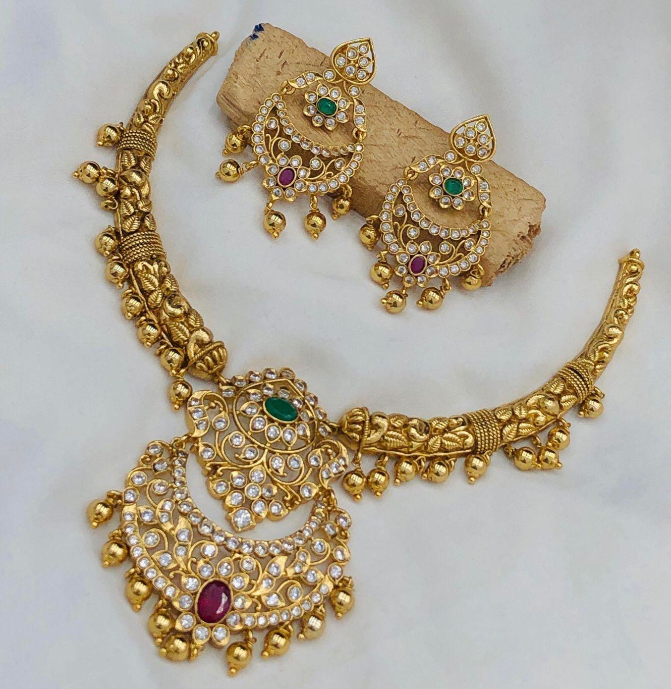 Tradition and ad stone choker